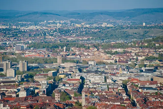 Skyline der Stadt Stuttgart bei Tag zeigt das Potenzial von Solar und Photovoltaik im Großraum Stuttgart