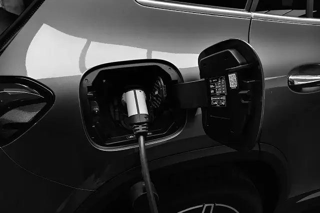 E Auto in Stuttgart lädt dank eingebauter Photovoltaikanlage und Wallbox