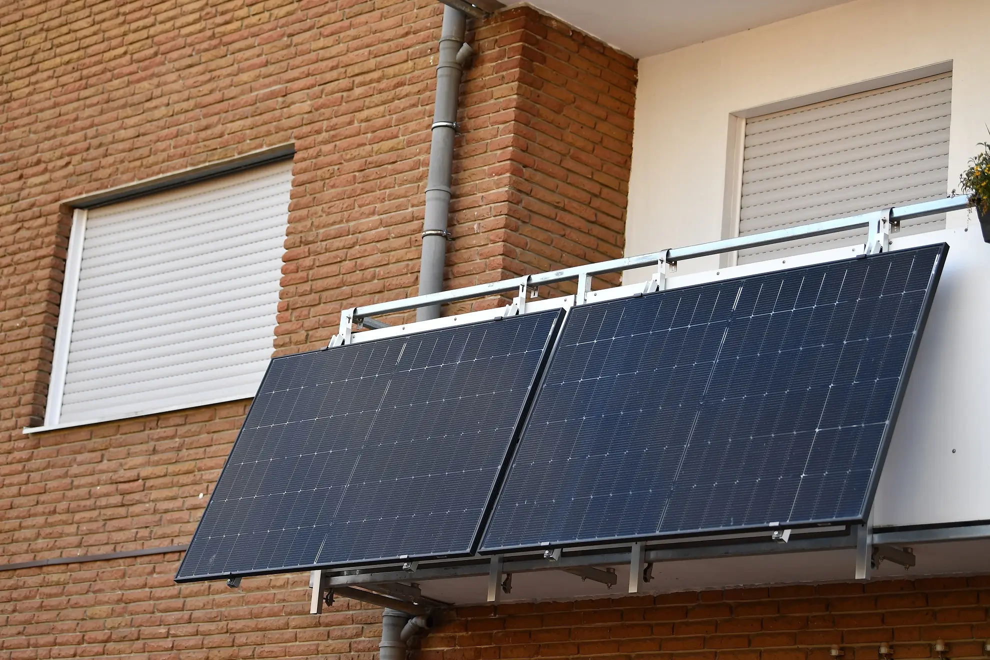 Photovoltaik Balkonkraftwerk in Stuttgart tankt Energie und hilft Haushaltsgeräte zu betreiben.