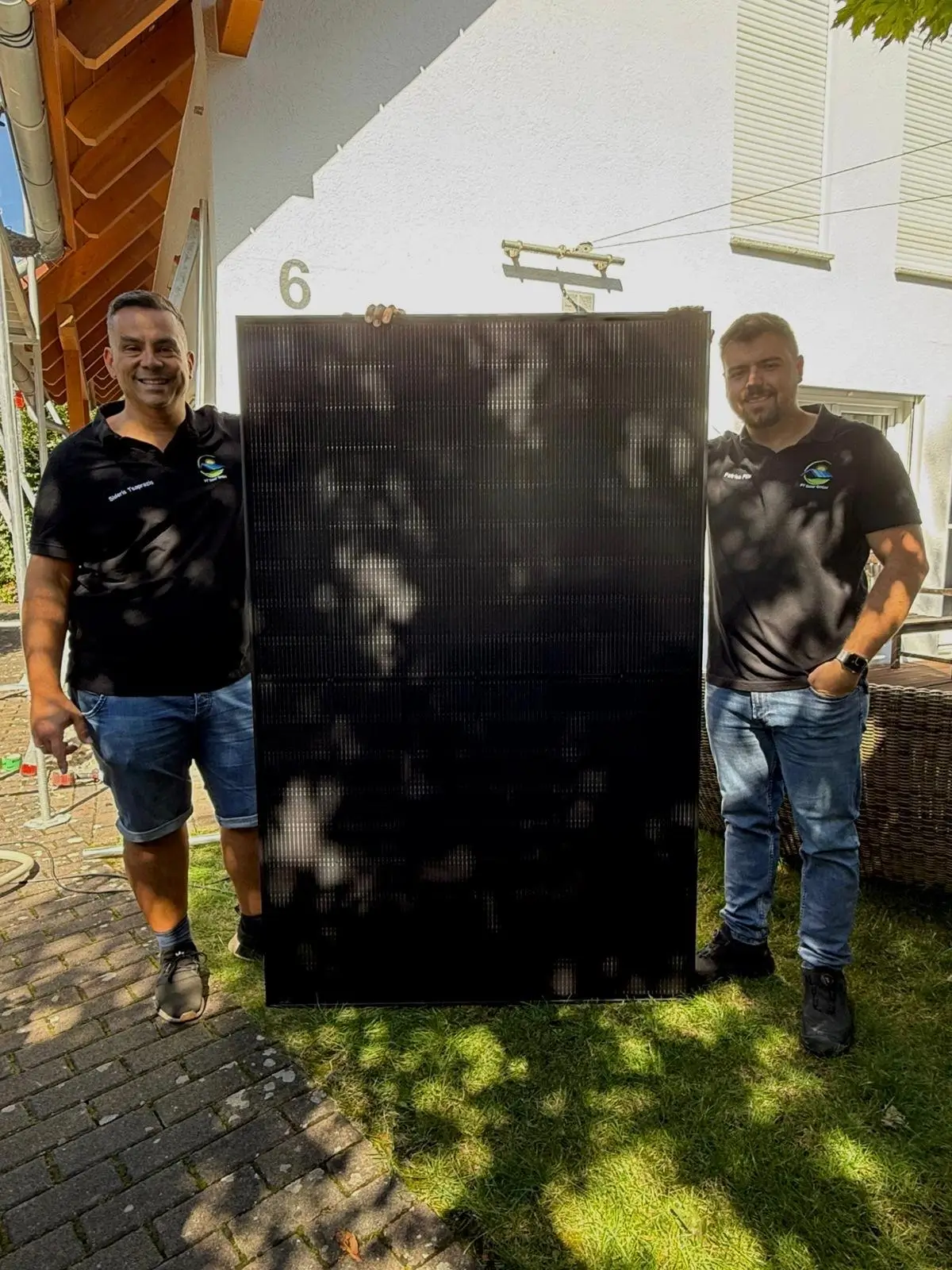 Die Geschäftsführer von Voltura ein Unternehmen für Photovoltaik und Stromspeicher montage, stehen neben einer PV-Zelle.